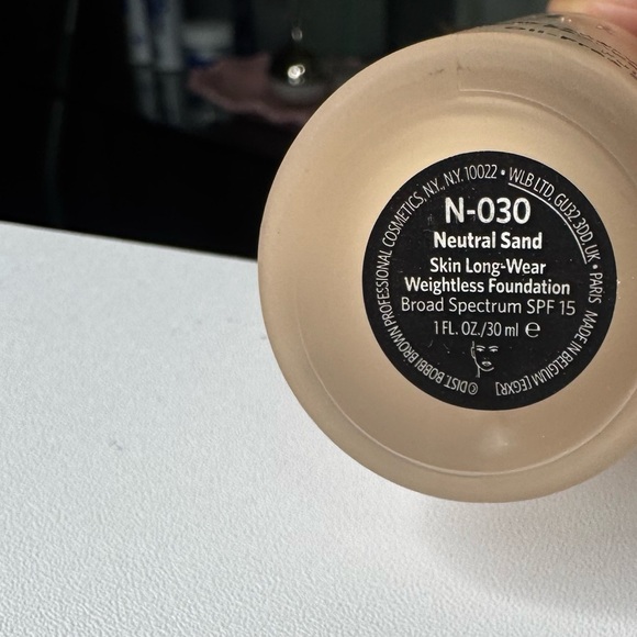 Bobbi Brown Skin Long-Wear Weightless Foundation SPF 15 - Neutral Sand - Picture 4 of 5